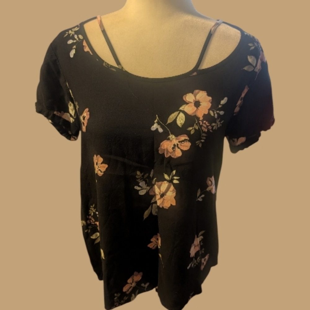 EUC SO Black Floral Short Sleeve Shirt Top Blouse Size Medium 100% Rayon